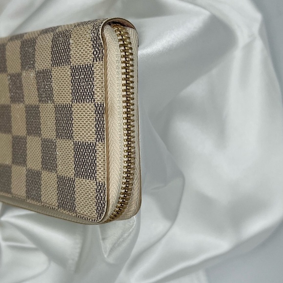 STEAL OF THE WEEK: LOUIS VUITTON Damier Azur Portefeiulle Clemence Wallet - Picture 6 of 14